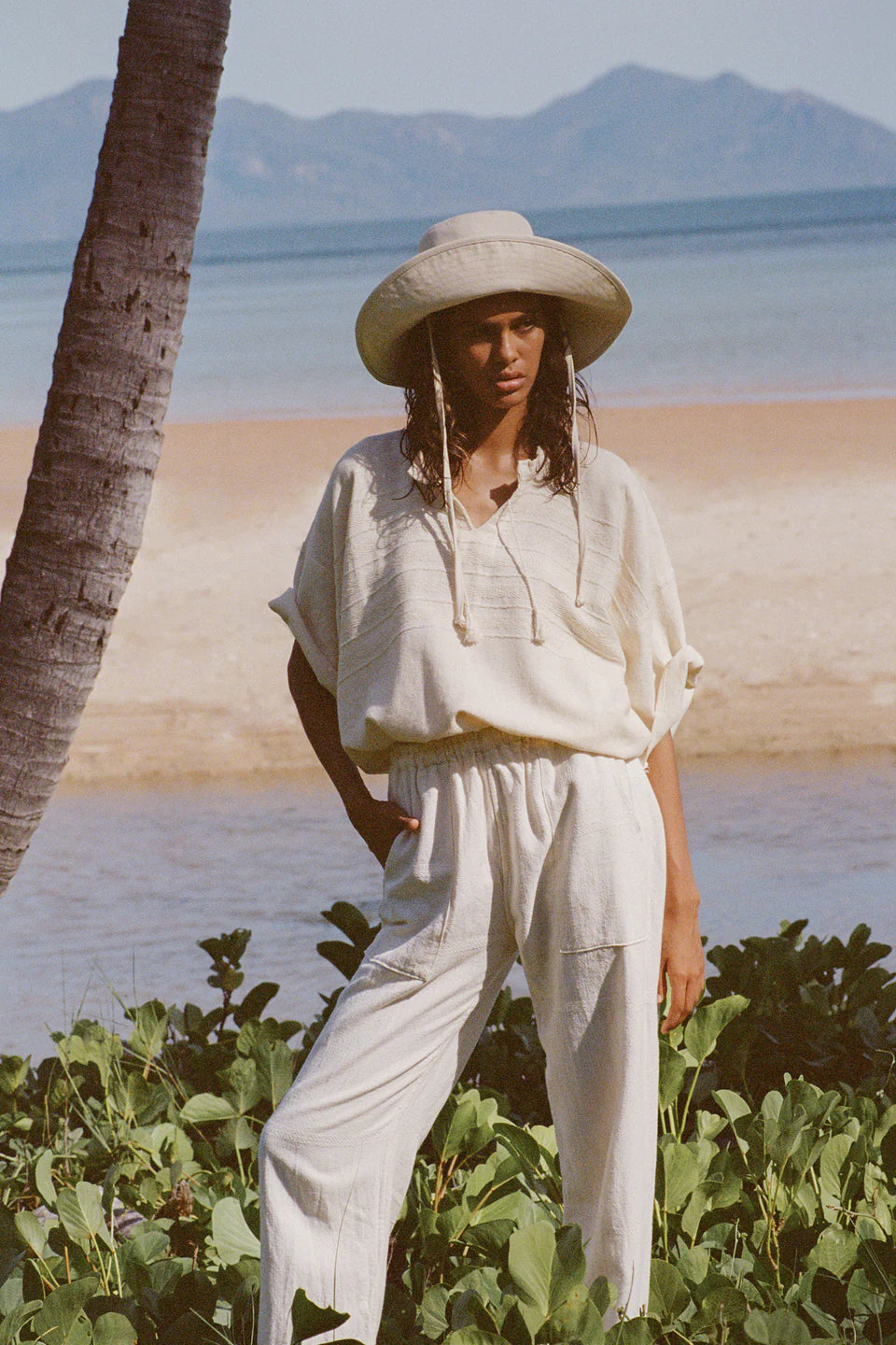 HOLIDAY BUCKET HAT - BEIGE CANVAS