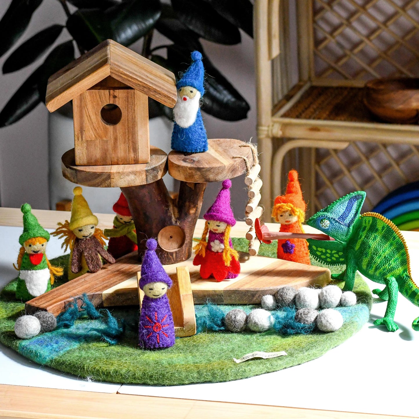 RAINBOW COLOURFUL GNOMES FINGER PUPPET SET